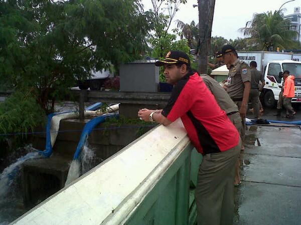 PolPPKlpGading's tweet photo. Pemantauan dan Pengamanan penyedotan air dgn Pompa DPU Prov. DKI Jakarta dijembatan Artha Gading  cc @SatpolPP_Utara http://t.co/Uua2ngPKUb