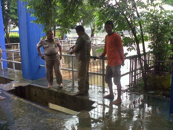 PolPPKlpGading's tweet photo. Pemantauan ketinggian Air di Pintu Air 8 Jl. Yos Sudarso dengan ketinggian 40cm diatas batas normal pd jam 15.00 WIB http://t.co/7uRSYE75om