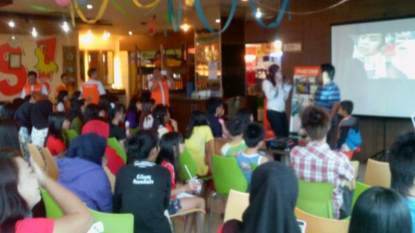 phicommind's tweet photo. Frontliner Gathering Mall Cibinong with @prettyXasmara http://t.co/pQgsbdgVYg