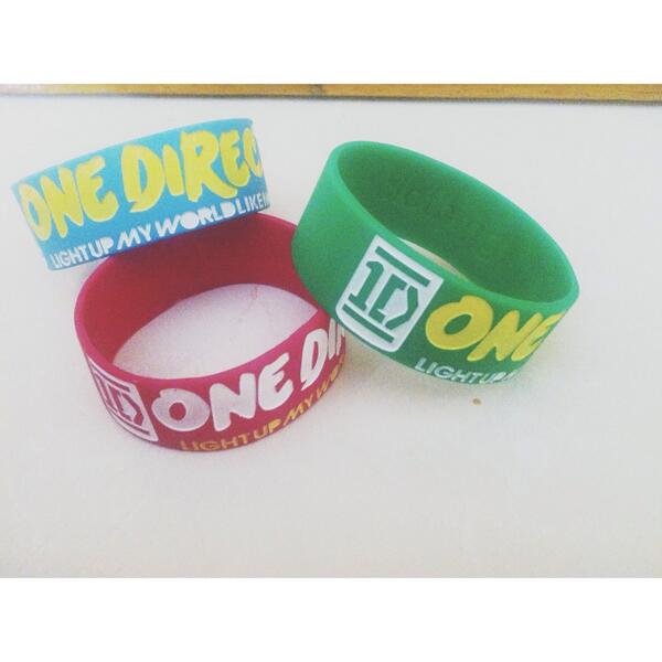 Manicpanic_ind's tweet photo. Wristband one direction glow in the dark💜
100rb/3pcs {free pin up}
Bisa via pulsa🌸 http://t.co/5mMwgvpD9M