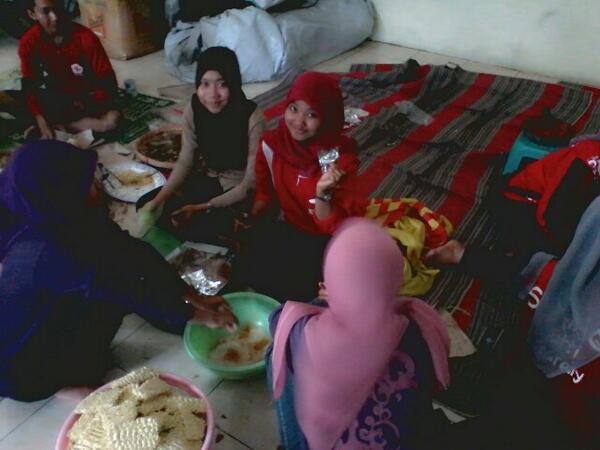 Suasana dapur umum PMI <a href="/sekitarKudus/">Kudus</a> ..... anggota <a href="/wiziy_ulya/">ulya wiziy</a> te2p eksis gitu yaaa....