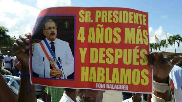Superpoderosa_1's tweet photo. Ayer que el presidente no se iva a reelegir y hoy un cartel pidiendo lo contrario. #DaniloConLaVirgenAltagracia http://t.co/vQBhhDe7PK