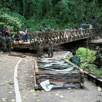 DidanWD's tweet photo. Salut for TNI-AD ..jembatan darurat Tinoor selesai http://t.co/JxJFMiYJww