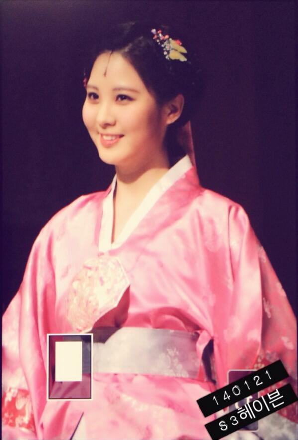 [OTHER][04-12-2013]Hình ảnh mới nhất từ vở nhạc kịch "The moon that embraces the sun" của SeoHyun - Page 3 Beg8HvgCIAAaoN2