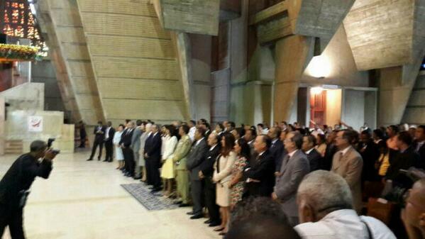 SanMar_04's tweet photo. Aqui vemos los dirigentes nacionales de nuestro pais en la misa de la basilica de Higüey #DaniloConLaVirgenAltagracia http://t.co/rvafClmfRG
