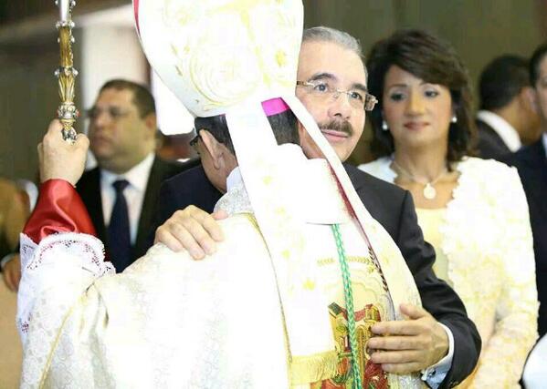 Superpoderosa_1's tweet photo. Momento en que el Presidente Danilo Medina saluda al nuncio de la basílica. #DaniloConLaVirgenAltagracia http://t.co/ISLmsq0HMC