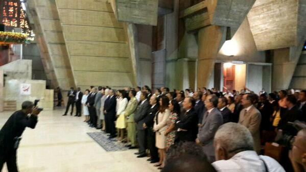 Superpoderosa_1's tweet photo. Congregados en la Basílica de Higuey. #DaniloConLaVirgenAltagracia http://t.co/xg5RAfVfJR