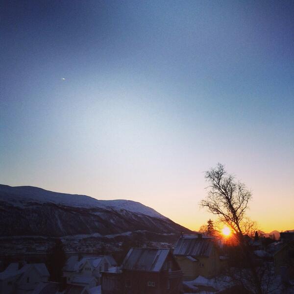 Hjertera's tweet image. Så strålte sola atter over Tromsø. Nå venter vi bare på #morrasola