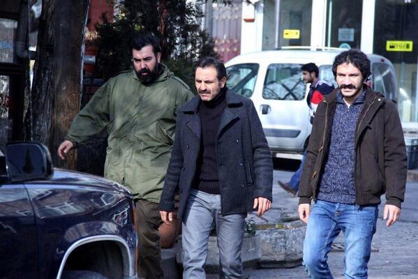 Kacakdizi's tweet photo. Bugün günlerden Kaçak ! Bu akşamki heyecan dolu yeni bölümü izleyecek olanlar retweetlesin.. #kaçak http://t.co/brKJVKJnFX