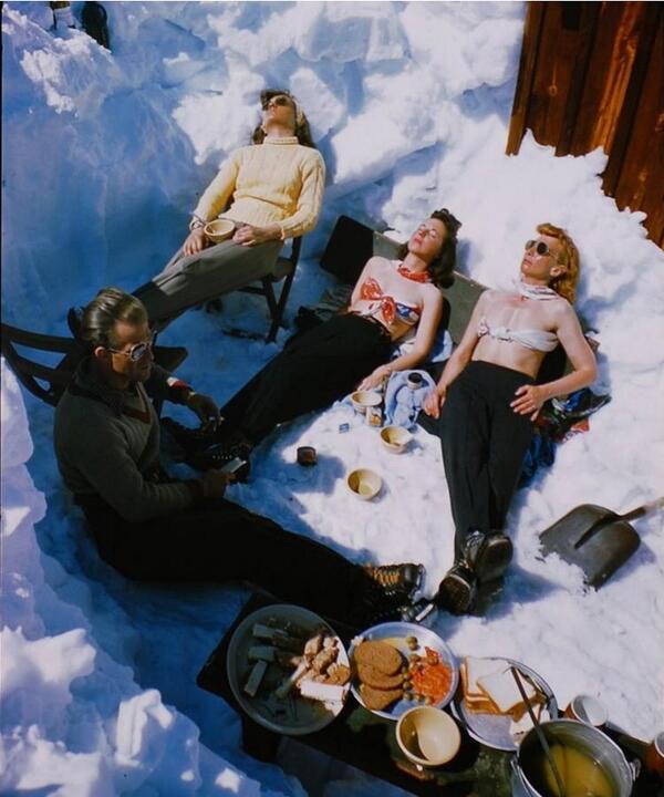 thepinkcabbage's tweet photo. Snow is coming! The Cabbage will be closed today! Relax and enjoy the day! http://t.co/qERwUyVtB9