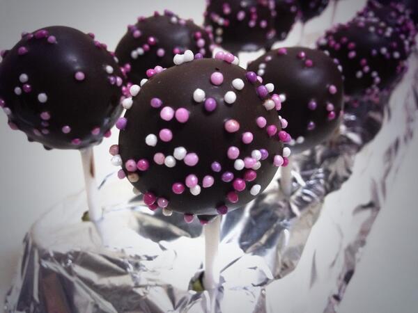 Mirian_kb's tweet photo. Hoy cake pops de postre!! http://t.co/rKHqFNRnNz