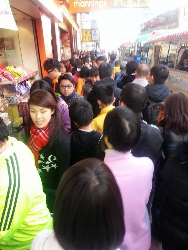 daniel_llyk1293's tweet photo. Many people walk on the street but all of them can only walk slowly. Is there too many people? @GE3202 #myfirstcj http://t.co/xWmBqYO4i4