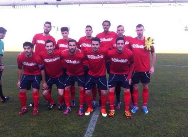 SOSRealAvila's tweet photo. Los jugadores del Real Ávila lucieron el sabado en Palencia estas camisetas, grandisima plantilla! #SOSRealAvila http://t.co/2rDamKn7rK