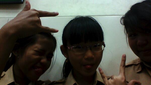 Veronicaangela6's tweet photo. wkwkwk @agnesgunawan1 @keziaa_nadiaa http://t.co/vaVKZzJvDQ