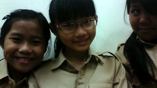 Veronicaangela6's tweet photo. smile! @agnesgunawan1 @keziaa_nadiaa http://t.co/4GkrmcCfhY