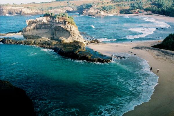 SurgaNegriku's tweet photo. hai tweeps. ini adalah pantai Klayar, terletak di Pacitan Jawa Timur. :) http://t.co/wOYUNkEgJ5