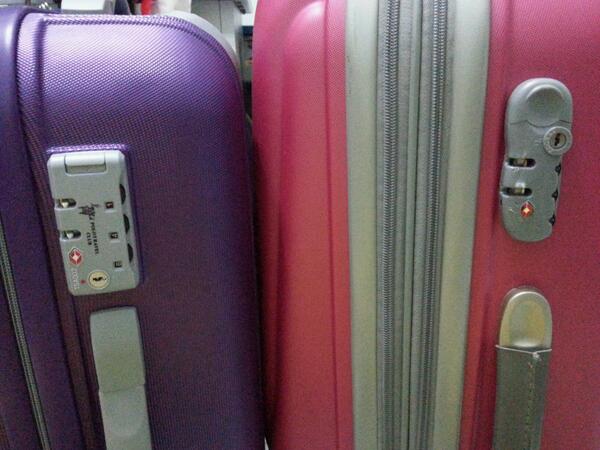 junejubb's tweet image. กระเป๋าเดินทางใบสีชมพู เอาไปสิงคโปร์มา แต่ที่ล็อคกุญแจดันพัง เลยไปซื้อใหม่ใบสีม่วง แต่ปรากฎว่าขนาดคนละไซต์ #junelife