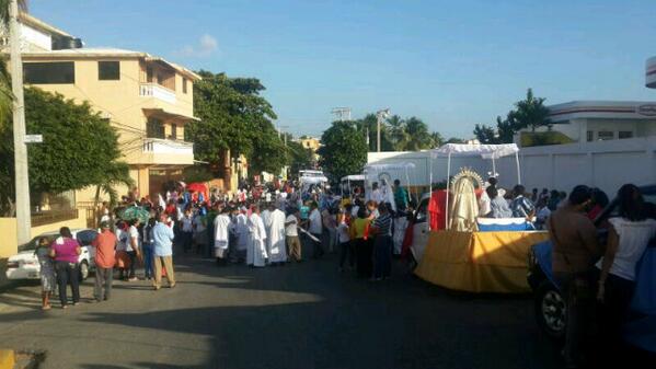 Superpoderosa_1's tweet photo. Los feligreses demostrando su devoción  a  la virgen de la Altagracia en los Mameyes. #DaniloConLaVirgenAltagracia http://t.co/77kYopdazZ
