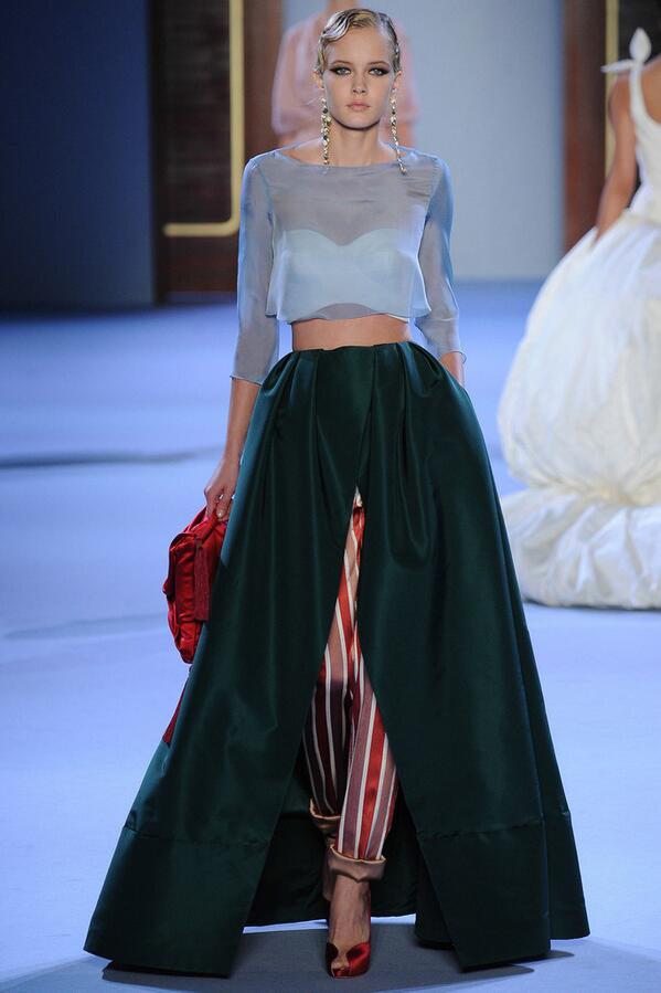 VogueSpain's tweet photo. Modestia y sensualidad. Corto y largo. El desfile #AltaCostura de Ulyana #Sergeenko, aquí http://t.co/VON9RyAAEF http://t.co/NZPbxtI9gO