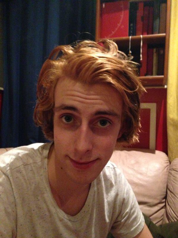 Beste allemaal. Deze blond/oranje god zoekt nog 'n date voor het kerstdiner. Geïnteresseerd? Stuur een berichtje!