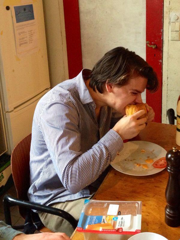 Harry aka "The Beuker" verwent zichzelf met 'n zelfgemaakte burger van 250 gram. Wat 'n levensgenieter.