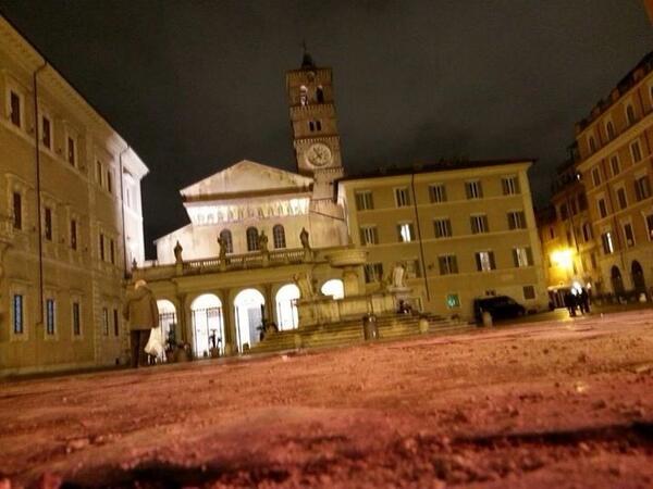 TrastevereRM's tweet photo. #roma #piazzasantamaria #trastevere http://t.co/RSTim85eEA