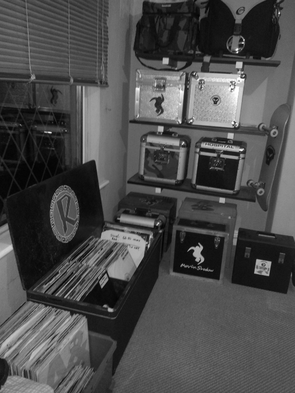 djdubpl8's tweet image. @idsessions oldskool vinyl love out to #idsessions , and yes that is a #metalheadz skateboard