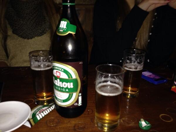EusebioCL's tweet photo. Me pones una litrona? Es para un amigo... @GuadiGugu @luciafb91 http://t.co/EuFZ49xVdq