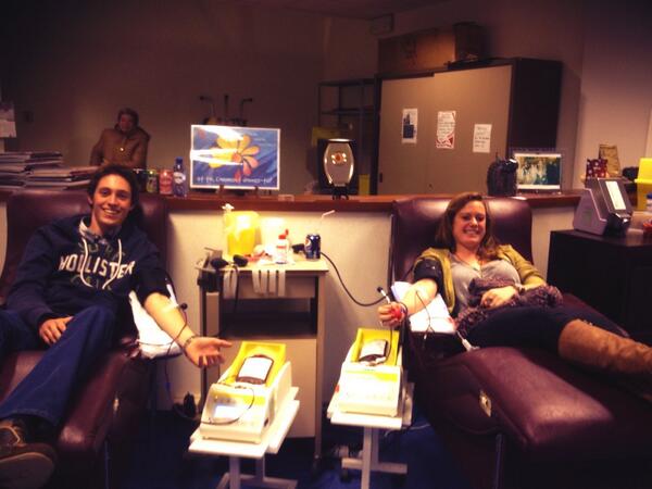 ClarisseWalch's tweet photo. Cet aprem, on a sauvé des vies avec @RDemeuse ! #dondesang #proud #yolo http://t.co/HOUe7RRwk9