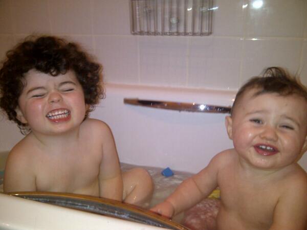 clareob2010's tweet photo. Bath time http://t.co/HokXoPG29h