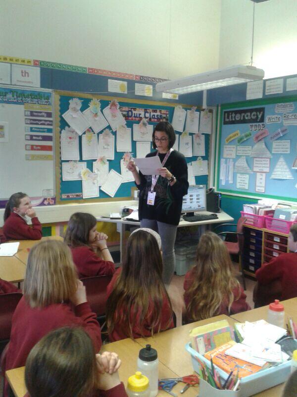 CeipClara's tweet photo. Maestras del centro impartiendo clase en Manchester.  En marzo profesores europeos trabajarán con nuestro alumnado. http://t.co/YbWS5jMy1s