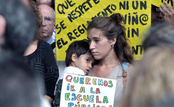 AgenciaTelam's tweet photo. [Inscripciones online] Ciudad: padres y docentes reclaman por vacantes en las escuelas públic… http://t.co/rlJOiYsmxp http://t.co/fy53pVxWlz