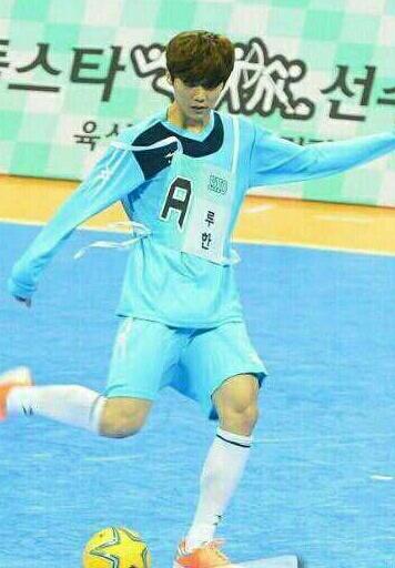 LUHAN90__bot's tweet photo. 自分で自分をみて男らしいときは？

ルハン「いつも。でもサッカーをしているときに男指数がさらに上がるとおもう」

https://t.co/bZXhQbHEBy