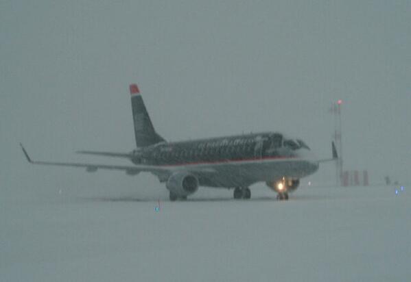 lorilewis's tweet photo. Be happy you're not sitting on this airliner. RT @PHLAirport: Plane in the snow! @USAirways http://t.co/onGZxw44x0 #snowlarvortex