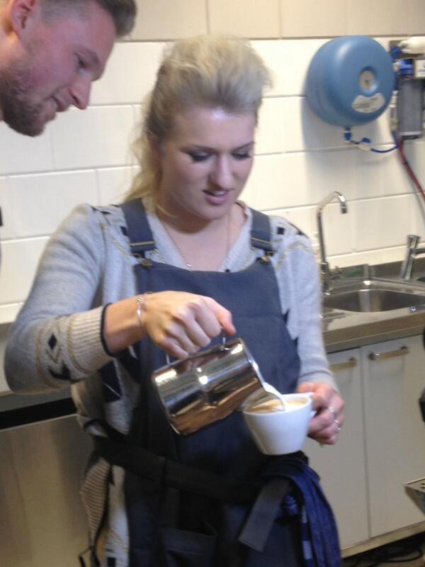 ITCAcademy's tweet image. Vandaag leerde @Vinnizwaan @Brittjje koffie zetten bij @ITCAcademy. Morgen om 19.55 uur bij @DeSocialClub @OmroepBNN.