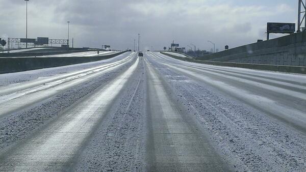 WHAS11Hasch's tweet photo. Not often you see this much snow sticking to the interstate. @WHAS11 on I-65 South by Eastern Blvd. http://t.co/DwHnWokpgF