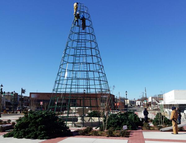lcdonline's tweet photo. .@ConwayXmasTree disassemble begins http://t.co/BUYyguLQ60 #thecabin http://t.co/S4QWxMQ8FN