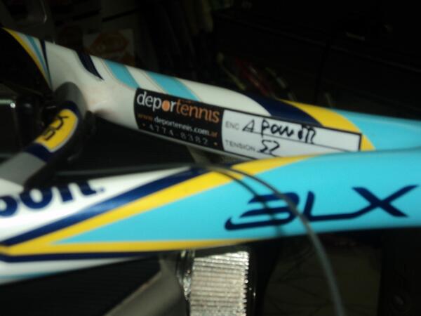 Deportennis's tweet photo. Encordando las raquetas de Eduardo Schwank. Hoy entrenando en cancha techada.  Gracias Edu por elegirnos!!! http://t.co/BJJF0gvmnd