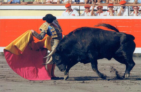 AficionTaurina2's tweet photo. "Tan importante es saber mandar como dejarse llevar por quien sabe más que tú" Julián López, el Juli  @JLelJuli http://t.co/JQq3z5iMrH