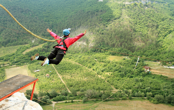j____arias's tweet photo. if bungee jumping induces labor, i think i've solved america's unemployment problem. http://t.co/bHfxmmXP3W