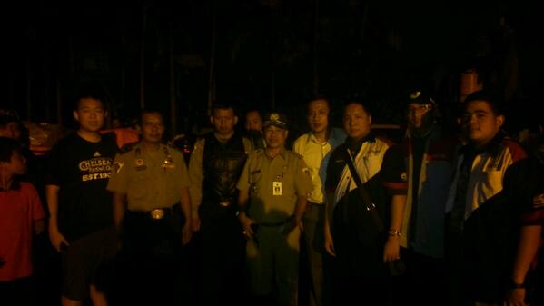ALTIC_000's tweet photo. @ToyotaID Baksos korban banjir ALTIC dan @Velozcommunity di Kedoya http://t.co/w2svAiRs0i