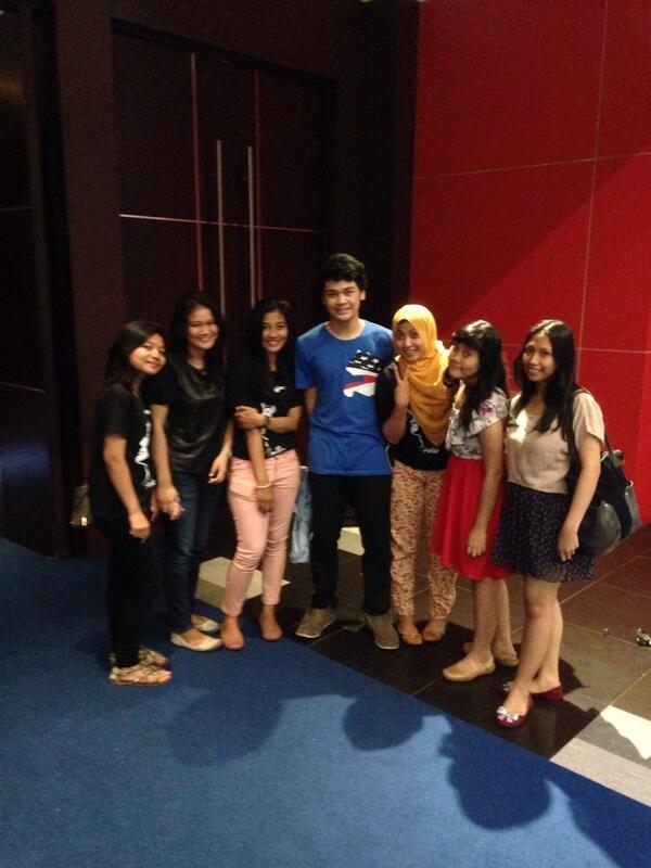 Angelo_Mikha's tweet photo. Thank you semua tunist yg dateng di venue dan yg nonton. Thx udh nunggu sampe jam segini. Ini yg tersisa tadi :D

❤️ http://t.co/PTDeC0Si3c