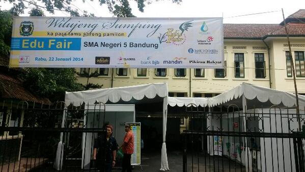 sman5bdg's tweet photo. Persiapan menj pembukn #EduFair olh Ketua Tim Penggerak PKK Kota Bdg Ibu @ata_lia @ridwankamil cc @PRFMnews @beliapr http://t.co/RYdLwybnbd