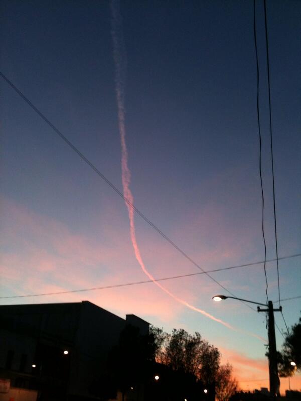 ElSeniorEquiX's tweet photo. Chemtrails en el D.F. Nos están  envenenando http://t.co/3CQfQS9Oc3