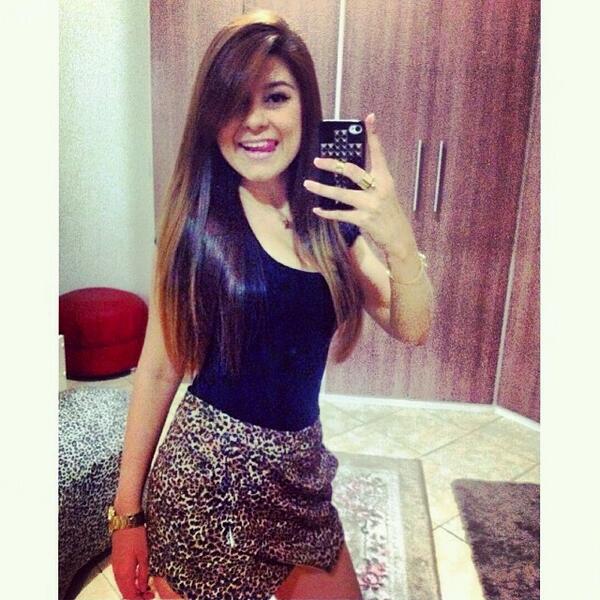 thaisprateanofc's tweet photo. Thais também entrou na modinha do shorts-saia >< http://t.co/8GKXyPnRdZ