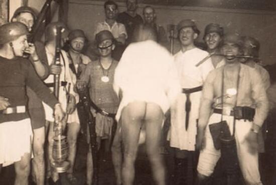 muyhistoria's tweet photo. ¿#Sabíasque Hitler ordenó crear una muñeca hinchable para que sus soldados no cogieran enfermedades venéreas? http://t.co/Wu0MZ6UqLg