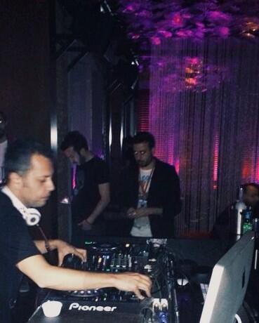 WLoungeIstanbul's tweet photo. Gecenin hizi yavas yavas yukseliyor 😉 @ozancolakoglu ortami ele gecirdi!! Katilin bize 🔥 http://t.co/vZxyK3LLnN