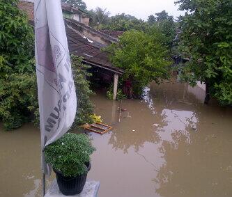 TMCPoldaMetro's tweet photo. 07.05 #banjir saat ini di perum pondok arum tangerang http://t.co/2uXAJCQhKa foto @tieistii
