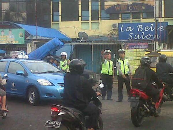 TMCPoldaMetro's tweet photo. 07.30 Imbas #Banjir di Ciledug Indah, #Lalin di Simpang 3 Regency padat merayap http://t.co/nwNPlxexvB