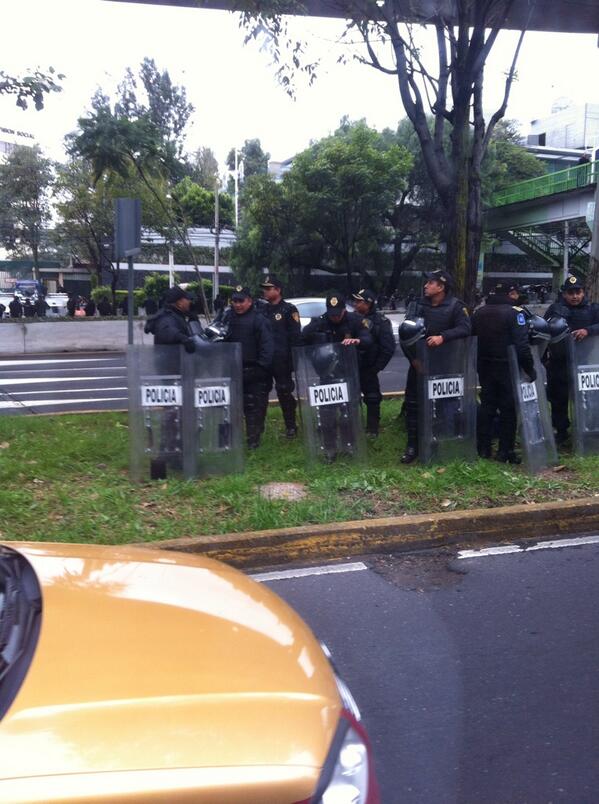 TodosSabenn's tweet photo. Como cuando vas sobre periférico y los policías te quieren saludar #adondevamosaparar #Poetuit @ManceraMiguelMX http://t.co/gWddDRS1br